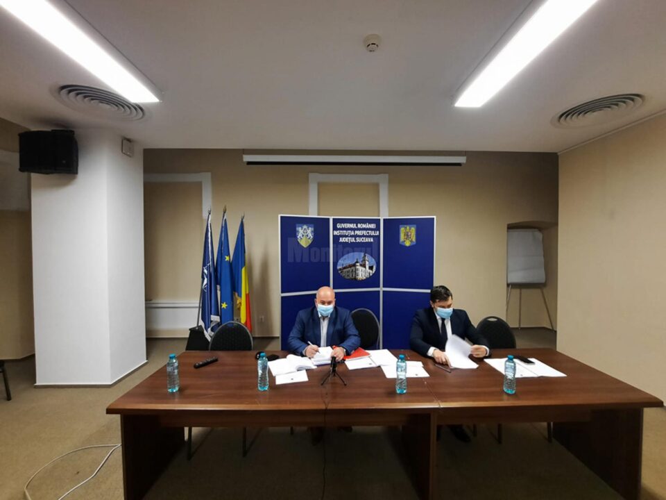 Prefectul Iulian Cimpoeșu (stânga) solicită fermitate maximă în combaterea tăierilor ilegale de arbori Prefectul Iulian Cimpoeșu (stânga) solicită fermitate maximă în combaterea tăierilor ilegale de arbori