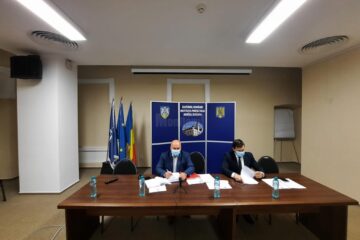 Prefectul Iulian Cimpoeșu (stânga) solicită fermitate maximă în combaterea tăierilor ilegale de arbori