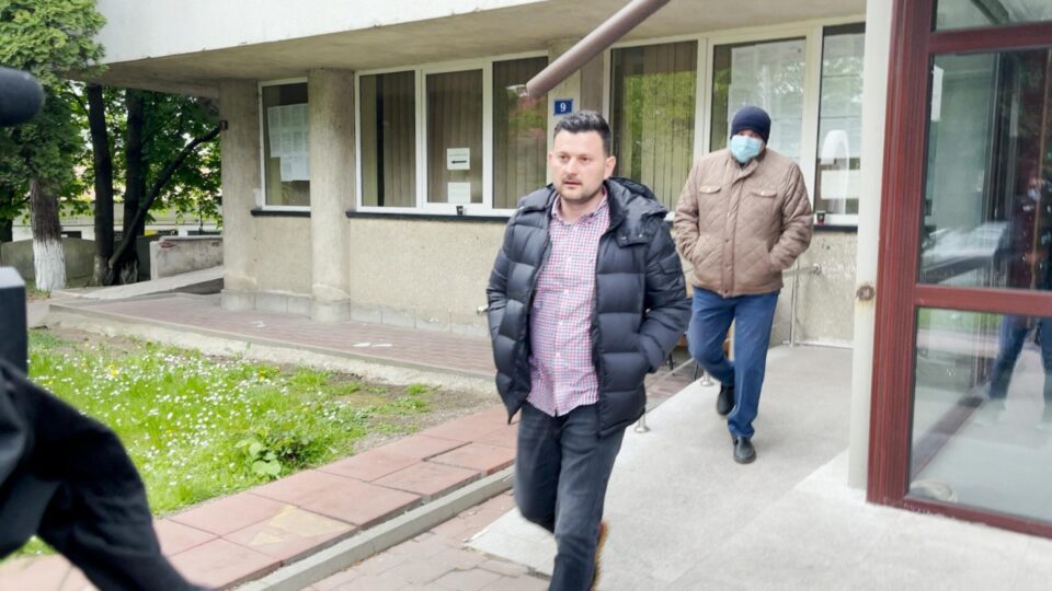 Comisarul-șef Radu-Ionuț Obreja (cu mască) însoțit de avocatul Bogdan Voronca