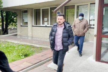 Comisarul-șef Radu-Ionuț Obreja (cu mască) însoțit de avocatul Bogdan Voronca