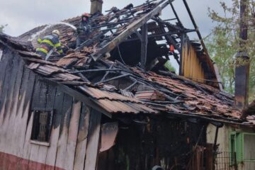Bărbatul a dat foc casei