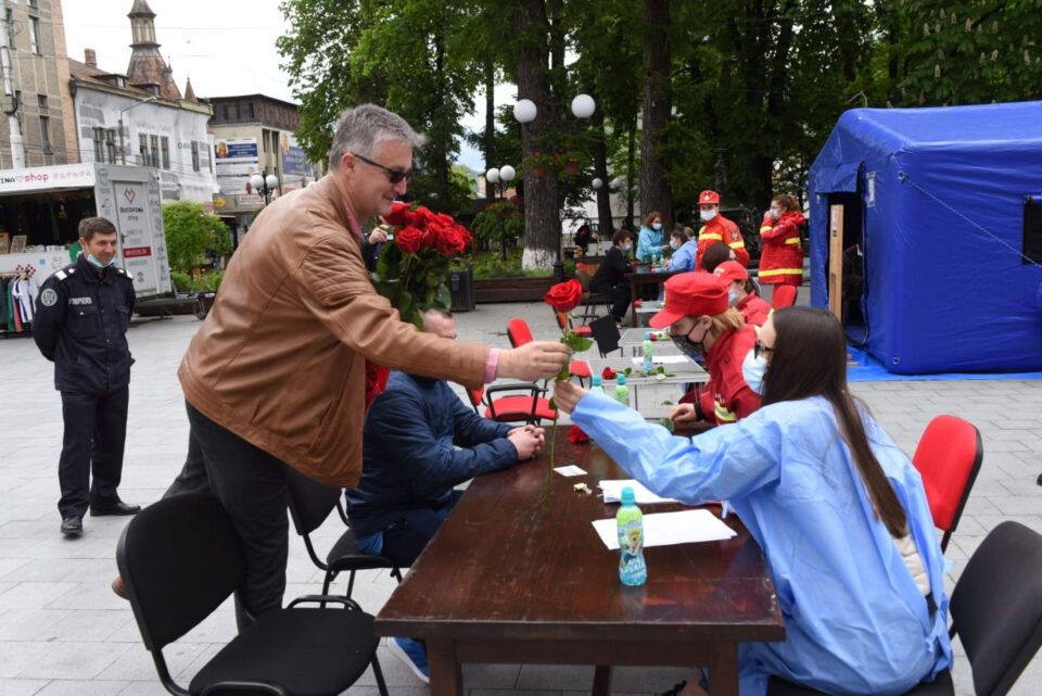 Comisarul sef Razvan Andreica a oferit trandafiri cadrelor medicale din Caravana vaccinarii Comisarul sef Razvan Andreica a oferit trandafiri cadrelor medicale din Caravana vaccinarii