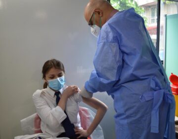 Eleva de la Liceul Militar, vaccinata de dr. Raed Arafat