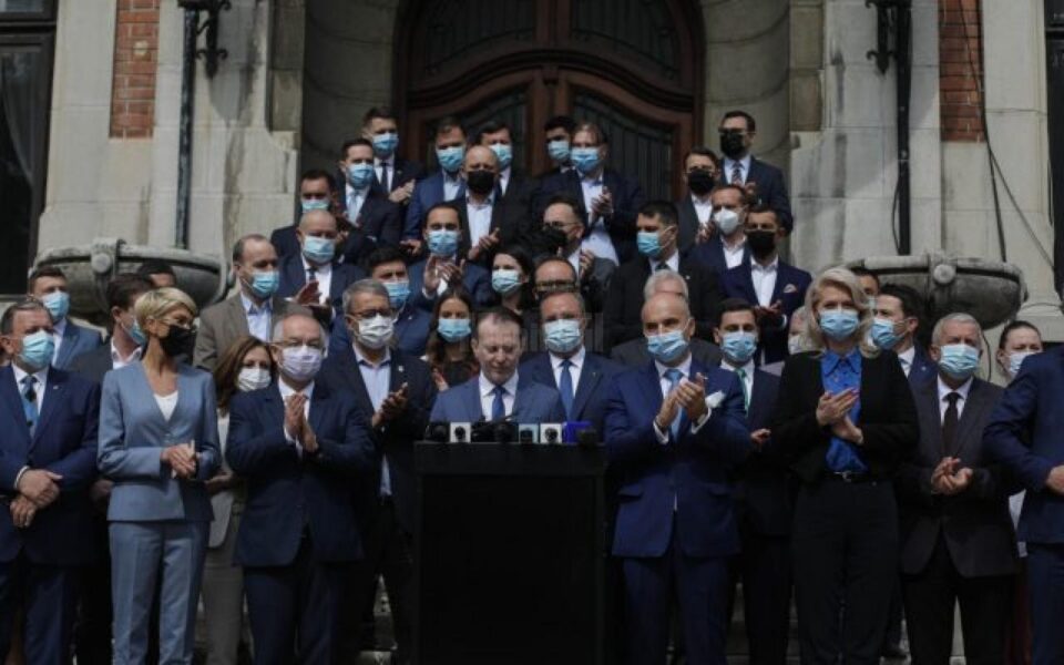 Premierul Florin Cîțu și-a anunțat duminică dimineața decizia de a candida la președinția PNL, inconjurat de zeci de lideri liberali - Sursa foto: Inquam Photos / Octav Ganea-
