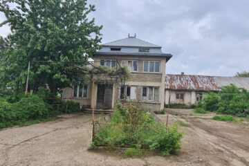 Principala clădire din fosta stațiune de la Moara este în paragină