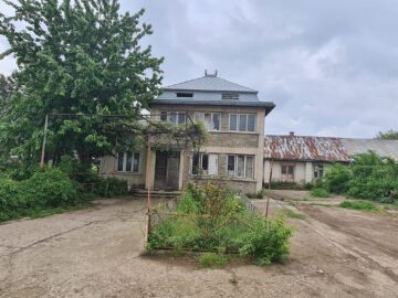 Principala clădire din fosta stațiune de la Moara este în paragină