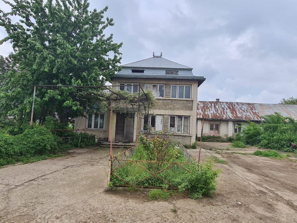 Principala clădire din fosta stațiune de la Moara este în paragină