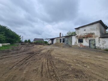 Clădire în paragină la fosta stațiune de la Moara