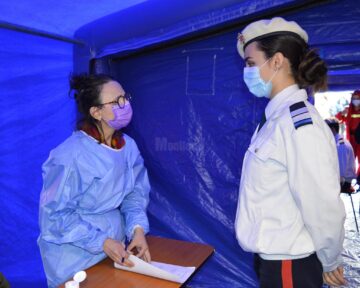 Dr. Irina Franciuc la triaj, cu o elevă de la Colegiul Militar. Foto Georgiana Lupu
