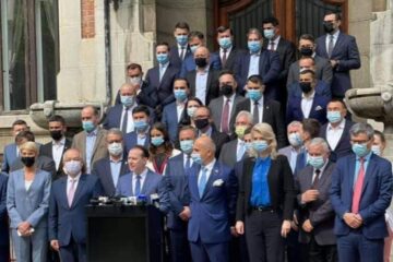 Premierul Florin Cîțu și-a anunțat duminică dimineața decizia de a candida la președinția PNL, înconjurat de zeci de lideri liberali
