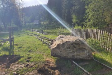 Mocănița, blocată cu un bolovan