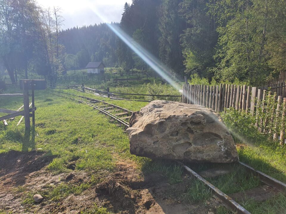 Mocănița, blocată cu un bolovan