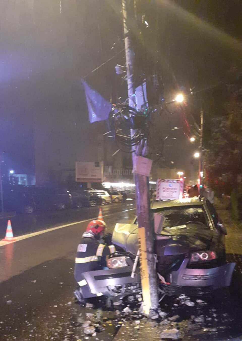 Doi tineri au intrat cu mașina direct într-un stâlp de beton