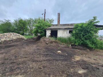 Clădire în paragină la fosta stațiune de la Moara