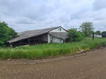 Clădire în paragină la fosta stațiune de la Moara