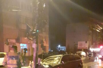 Doi tineri au intrat cu mașina direct într-un stâlp de beton