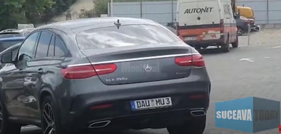 Mașina cu numere obscene Sursa foto: youtube/suceava today