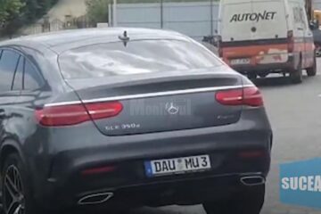 Mașina cu numere obscene Sursa foto: youtube/suceava today