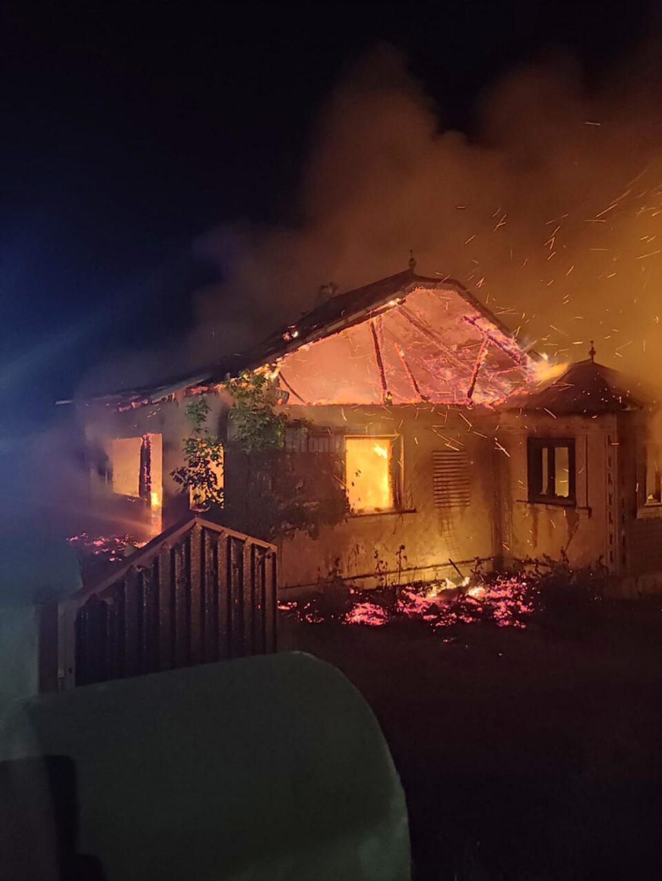Incendiul a mistuit întreaga gospodărie