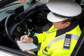 Minor prins la volan alături de tatăl său, care o făcea pe-a instructorul auto Sursa gazetaoltului.ro