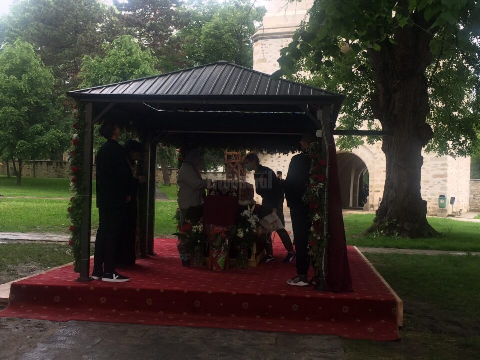 Moaștele Sf. Ioan cel Nou de la Suceava, depuse pe baldachinul amenajat în curtea mănăstirii