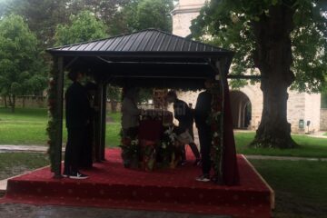 Moaștele Sf. Ioan cel Nou de la Suceava, depuse pe baldachinul amenajat în curtea mănăstirii