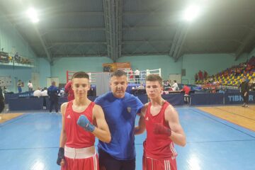 Pugiliștii Andrei Brînzei și Andrei Bratu, alături de antrenorul Andu Vornicu