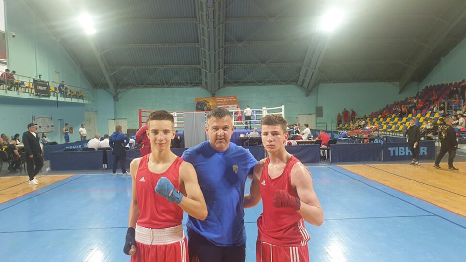 Pugiliștii Andrei Brînzei și Andrei Bratu, alături de antrenorul Andu Vornicu