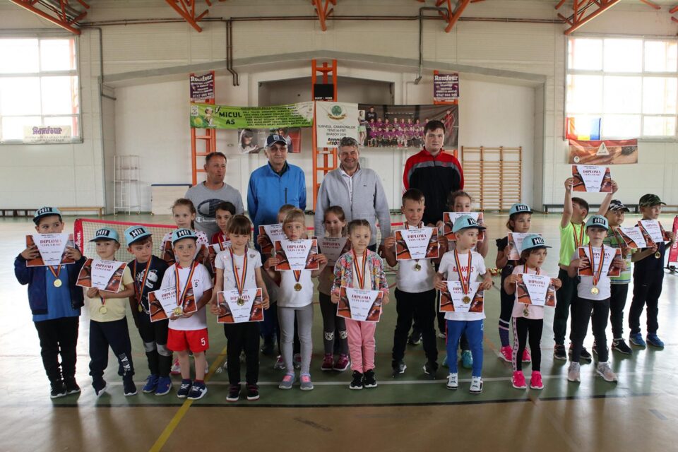 Primarul Cătălin Coman si cei mai mici premianți