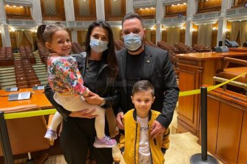 Vlad Popescu le-a făcut cadou copiilor și nepoților săi o vizită la Palatul Parlamentului