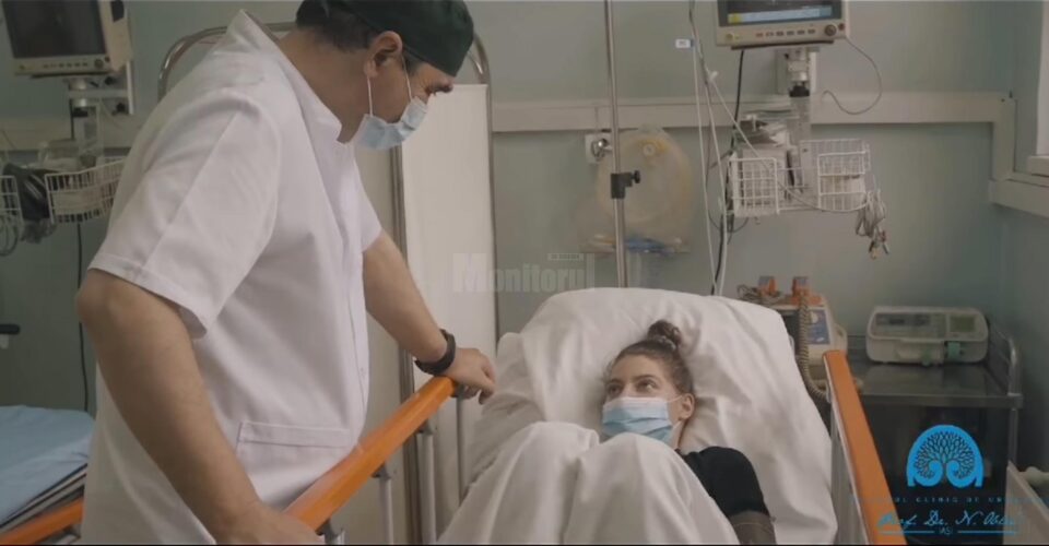 Studenta operată și dr. Lucian Eva. Sursa foto: Pagina de FB a Spitalului Clinic de Urgență „Prof. Dr. N. Oblu” Iași Studenta operată și dr. Lucian Eva. Sursa foto: Pagina de FB a Spitalului Clinic de Urgență „Prof. Dr. N. Oblu” Iași