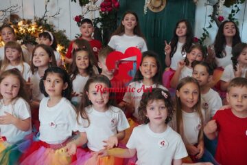 „Să iubim copilăria” - melodie interpretată de 35 de elevi ai clasei de canto muzică ușoară