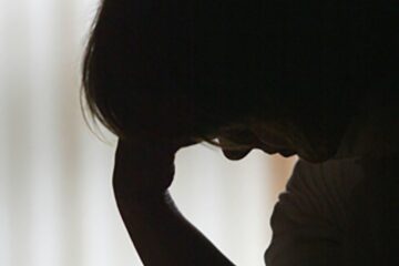 Unui om care se plânge că năvălește asupra lui duhul fricii Sursa Codlea Info