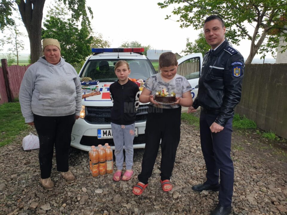Zeci de copii din județ au primit dulciuri și cadouri din partea polițiștilor