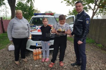 Zeci de copii din județ au primit dulciuri și cadouri din partea polițiștilor