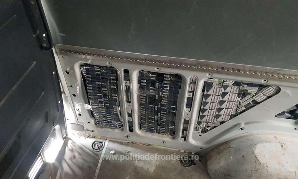 Pereți de microbuz „dublați” cu pachete de țigări