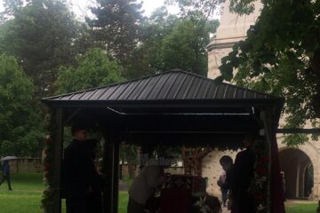 Moaștele Sf. Ioan cel Nou de la Suceava, depuse pe baldachinul amenajat în curtea mănăstirii