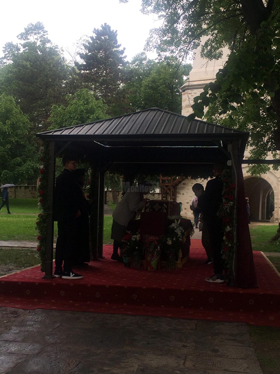 Moaștele Sf. Ioan cel Nou de la Suceava, depuse pe baldachinul amenajat în curtea mănăstirii Moaștele Sf. Ioan cel Nou de la Suceava, depuse pe baldachinul amenajat în curtea mănăstirii