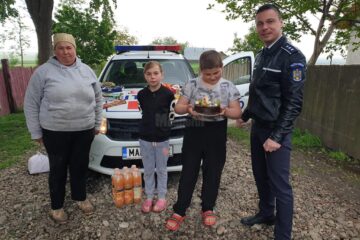 Zeci de copii din județ au primit dulciuri și cadouri din partea polițiștilor