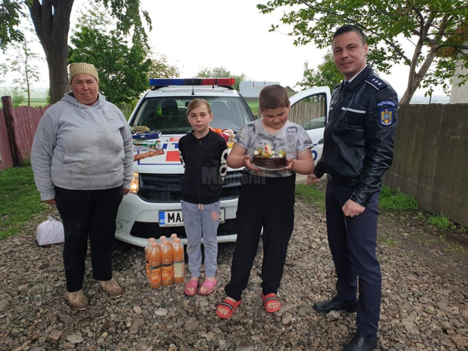 Zeci de copii din județ au primit dulciuri și cadouri din partea polițiștilor