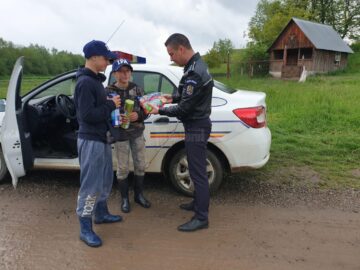 Zeci de copii din județ au primit dulciuri și cadouri din partea polițiștilor