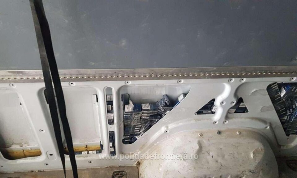 Pereți de microbuz „dublați” cu pachete de țigări