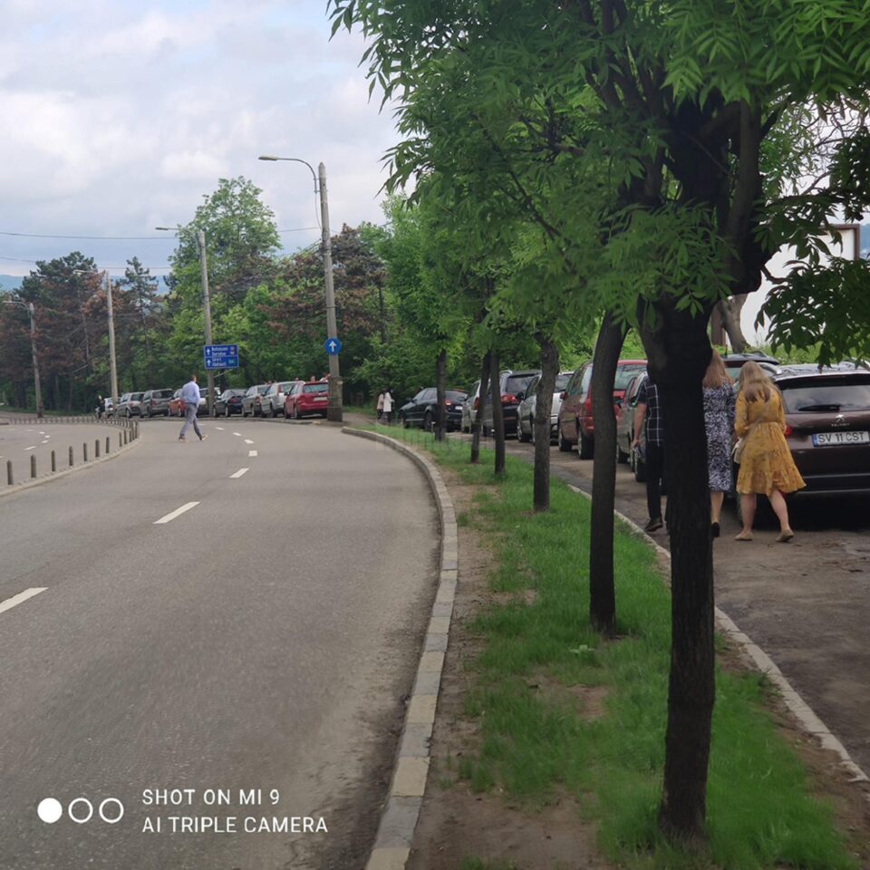 Mașinile încep să se adune imediat după ora 8