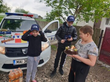Zeci de copii din județ au primit dulciuri și cadouri din partea polițiștilor