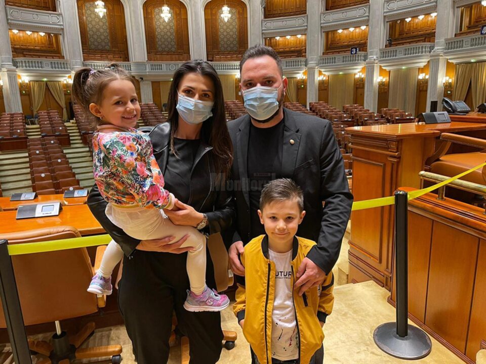 Vlad Popescu și-a dus copiii să vadă Palatul Parlamentului
