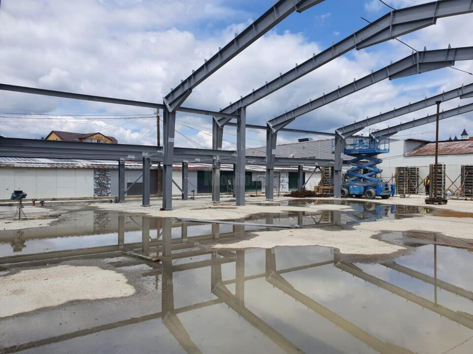 Piața George Enescu va fi acoperită până în toamnă, acum fiind montată structura metalică