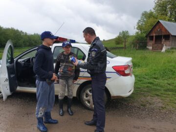 Zeci de copii din județ au primit dulciuri și cadouri din partea polițiștilor