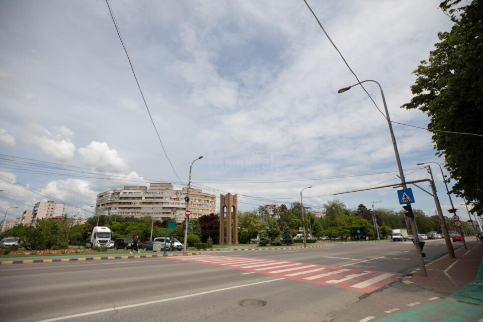 Intersecția bulevardului principal, 1 Mai, cu Calea Obcinilor, unde va fi amenajat un sens giratoriu diferit de cele tradiționale - foto Ema Motrescu
