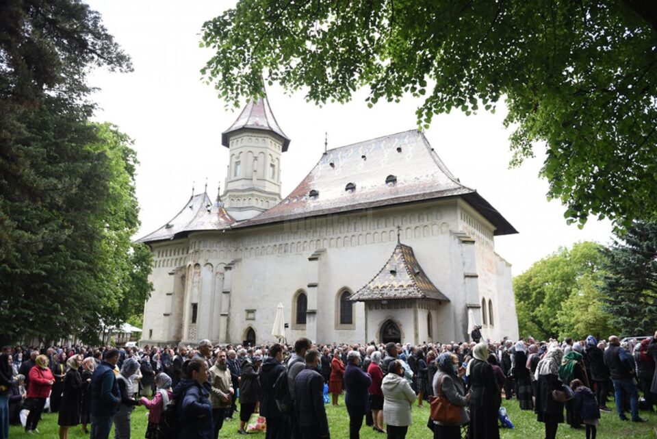 Sute de credincioși au participat miercuri la slujba arhierească prilejuită de cinstirea Sfântului Ioan cel Nou de la Suceava