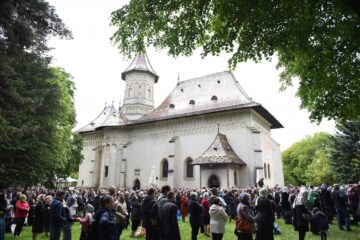Sute de credincioși au participat miercuri la slujba arhierească prilejuită de cinstirea Sfântului Ioan cel Nou de la Suceava